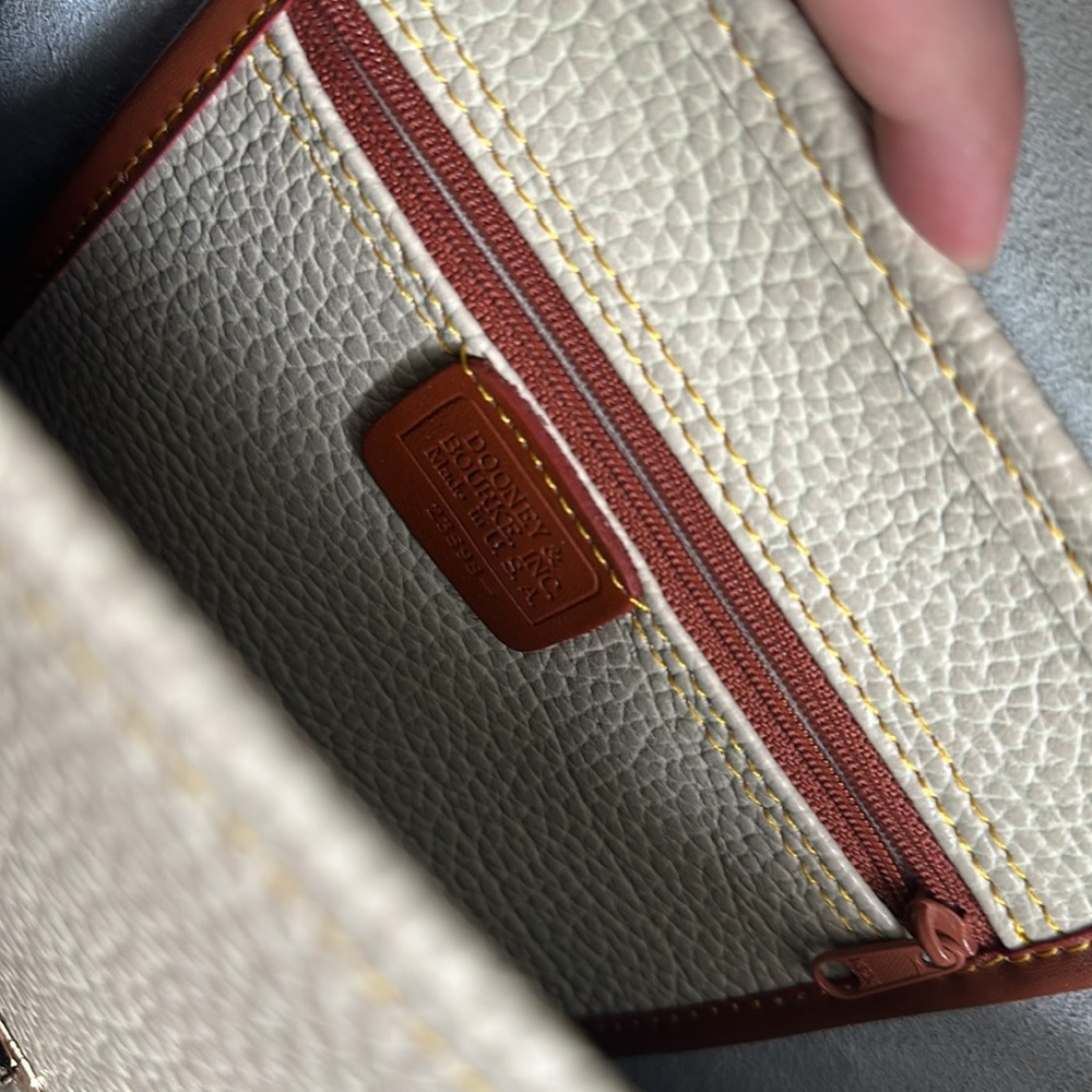 GENUINE VINTAGE DOONEY AND BOURKE CREAM COLORED MESSENGER BAG ENVELOPE STYLE - Picture 5 of 7